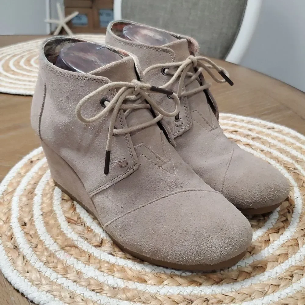 Toms Wedge Bootie Women 8 Desert Wedge Lace up Bootie in Taupe Suede 300415,